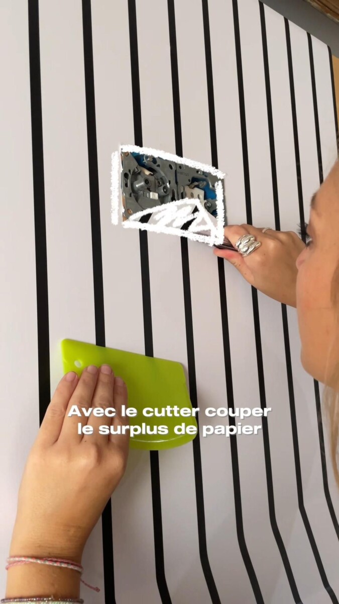 Couper papier peint angles pr&eacute;cision