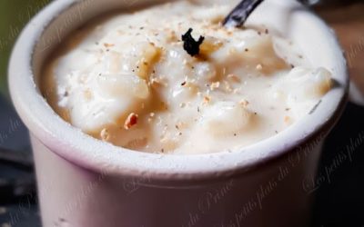 Le riz au lait crémeux de 50 cl de lait en verre, fève tonka et éclats de pistache.
