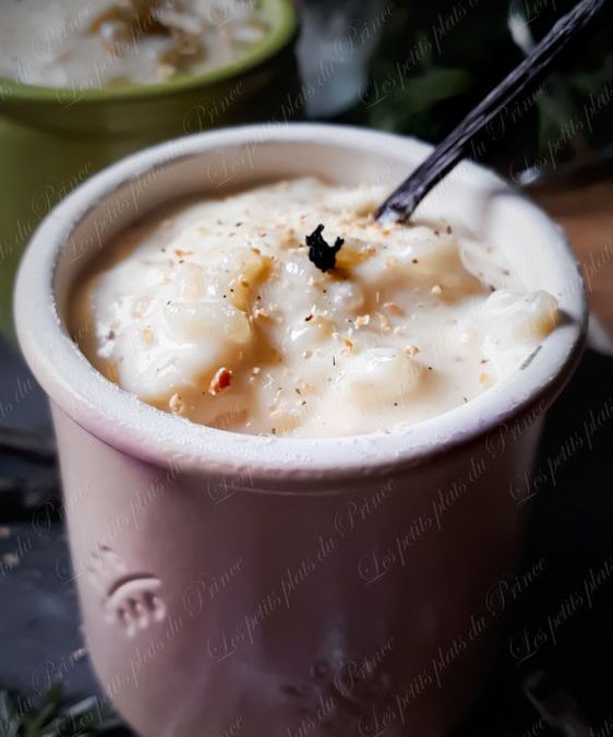Le riz au lait crémeux de 50 cl de lait en verre, fève tonka et éclats de pistache.