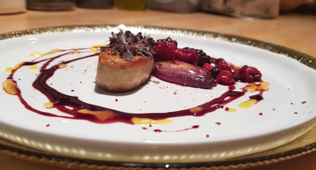 La réduction de vinaigre de framboise de 15 cl en 0,15l sur un foie gras poêlé.