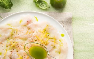 L’extraction d’huile de pin parasol de 5cl en 0,05l sur un carpaccio de bar sauvage.