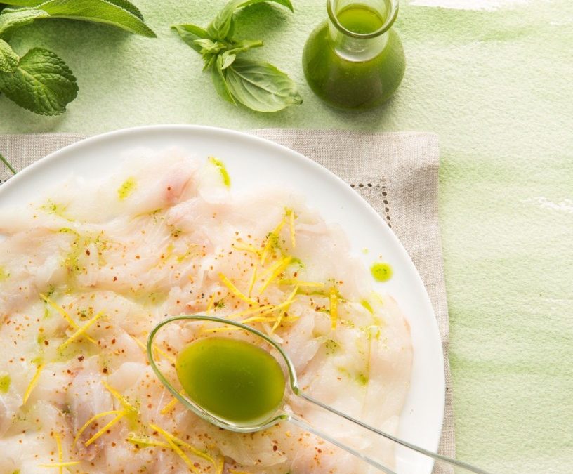 L’extraction d’huile de pin parasol de 5cl en 0,05l sur un carpaccio de bar sauvage.