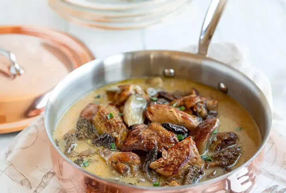 Le jus de carotte fermenté de 80ml en 8cl, laqué sur une volaille jaune.