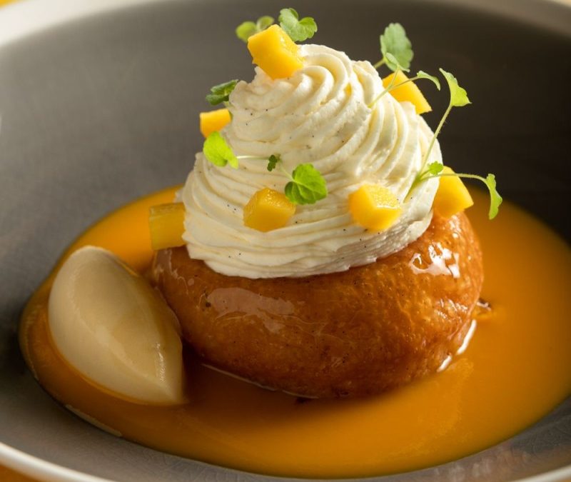 Le sirop de sureau de 40cl en 0,4 litre, imbibant un baba aux agrumes frais.