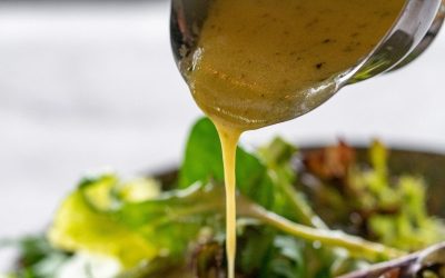 La vinaigrette de truffe blanche de 125 ml en 0,125 litre, sur de jeunes pousses.