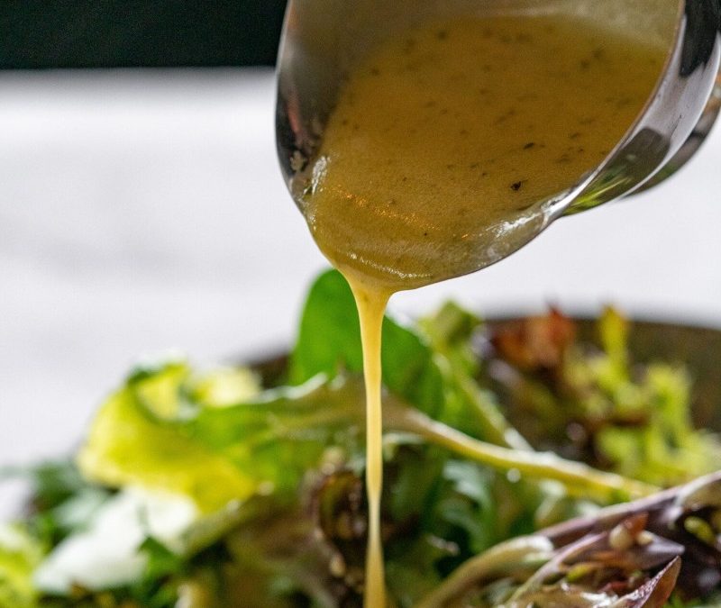 La vinaigrette de truffe blanche de 125 ml en 0,125 litre, sur de jeunes pousses.