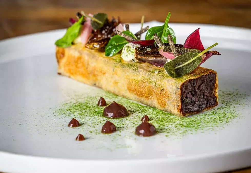 L’art de convertir cl en l pour un consommé de bœuf Wagyu d’une clarté absolue.