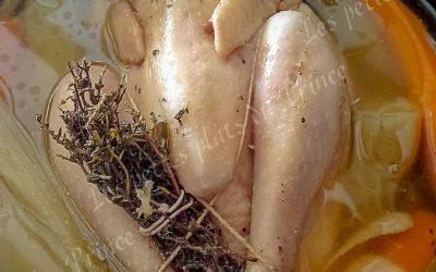 Le bouillon de poule de Bresse de 50cl en 0,5l, petits légumes tournés et livèche.