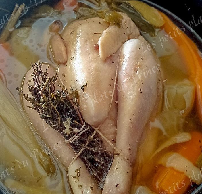 Le bouillon de poule de Bresse de 50cl en 0,5l, petits légumes tournés et livèche.