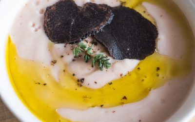 Le velouté de sous-bois de 350 ml en 0,35l, chantilly de châtaignes et truffe noire.