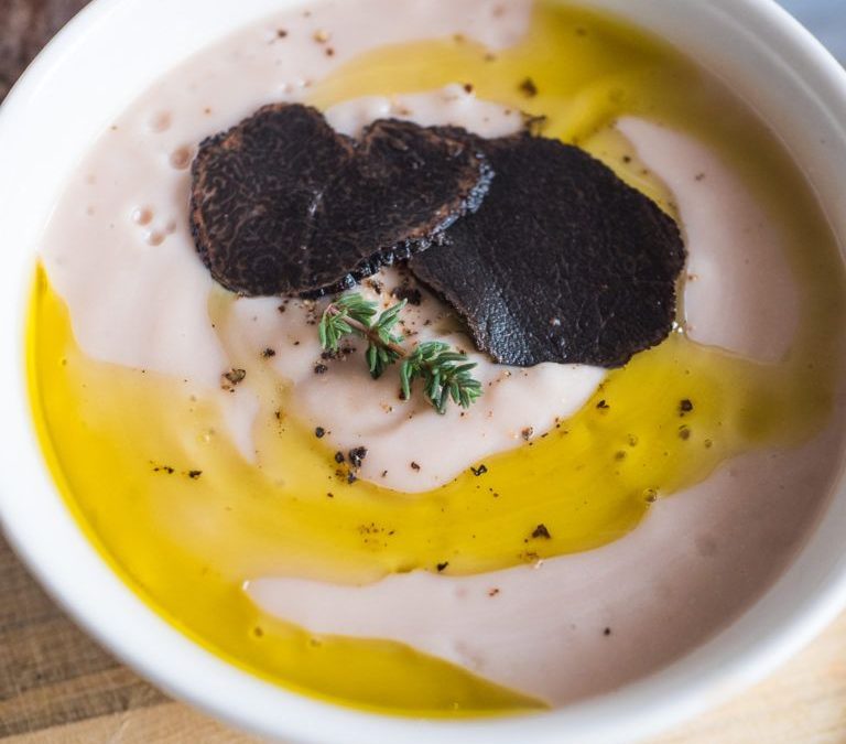 Le velouté de sous-bois de 350 ml en 0,35l, chantilly de châtaignes et truffe noire.