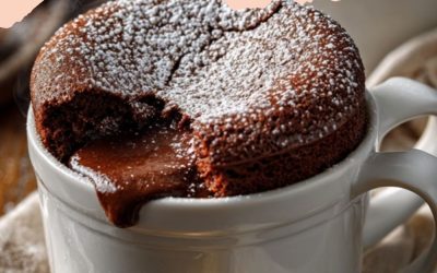 Le coulis de mûres sauvages de 200ml en 20cl, sur un soufflé chaud au chocolat.