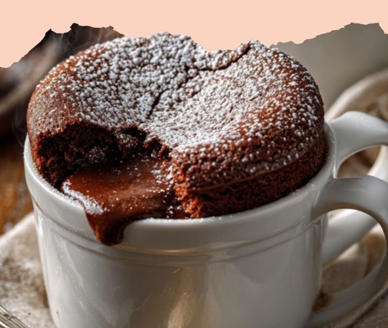 Le coulis de mûres sauvages de 200ml en 20cl, sur un soufflé chaud au chocolat.