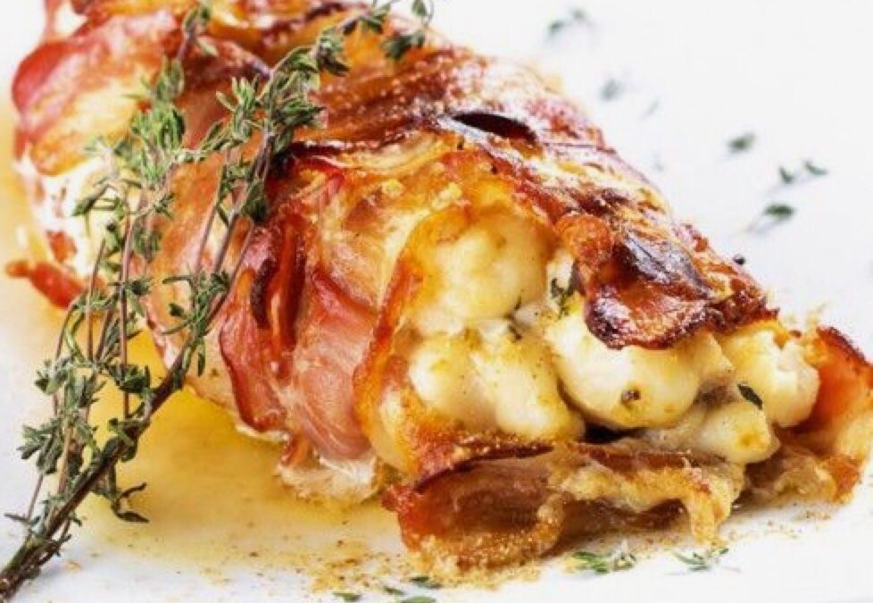 L’huile verte de ciboulette de 1/20 l en 5cl, soulignant une lotte rôtie au lard.